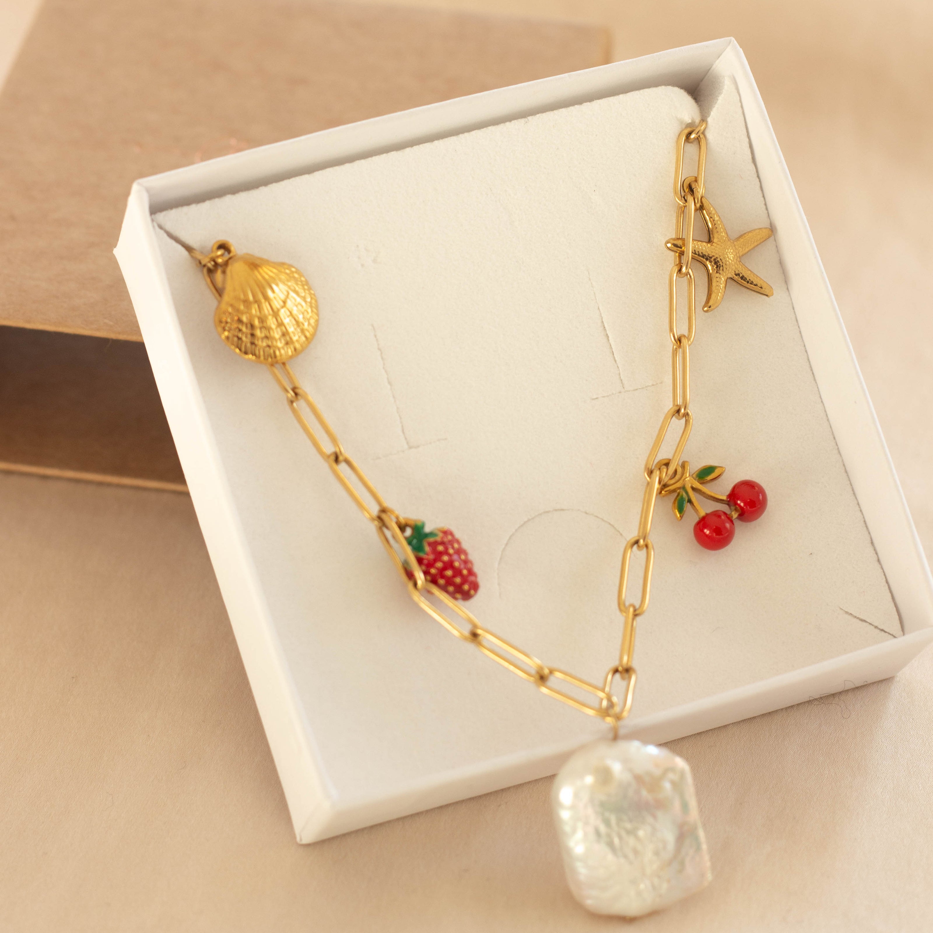 un collier et bracelet charms personnalisables et qui vous ressemble à 200%. une idée de cadeau pour vos proches ou pour vous