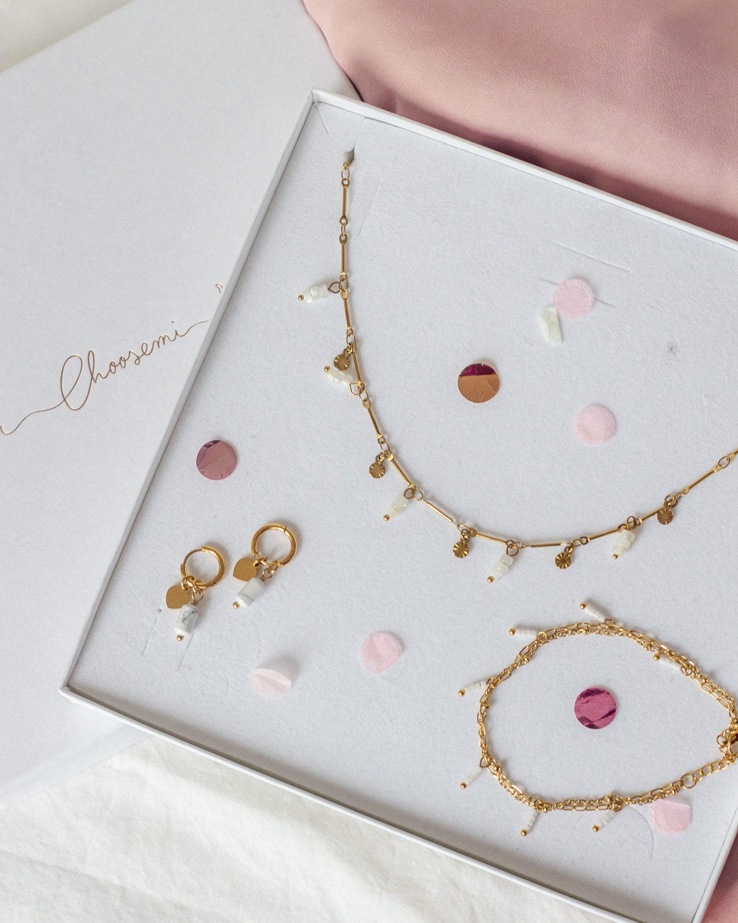 Découvrez la box bijoux ChoosEmi. une box de 3 bijoux livrée chaque mois chez vous. Une belle idée cadeau originale et personnalisable 