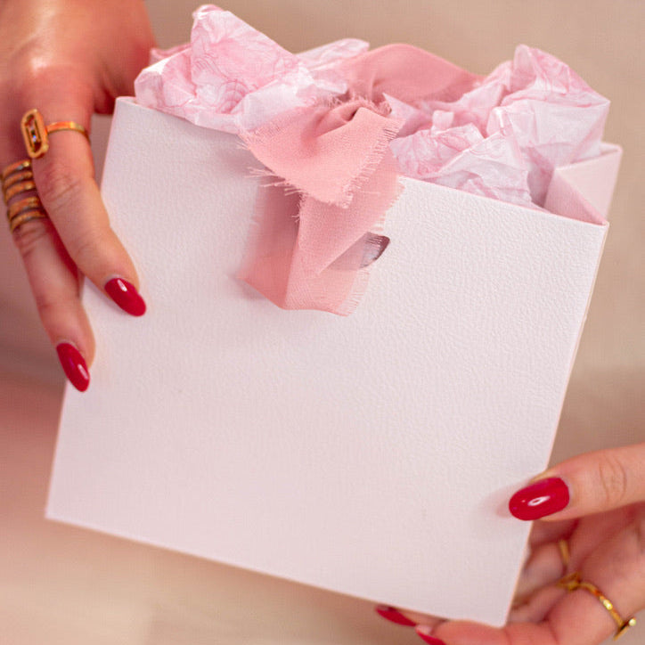 Plongez dans l’univers du bijou permanent avec le Kit Bracelet Éternel ChoosEmi®, un concept unique qui vous permet de créer un bracelet sans fermoir, à sceller vous-même.
Plus qu’un simple bijou, c’est un rituel symbolique à partager avec une personne chère : partenaire, amie, sœur, maman… Un bracelet qui ne s’ouvre qu’une seule fois : au moment où vous le créez.

Ce kit DIY a été imaginé pour offrir une expérience précieuse et émotionnelle, directement à la maison, sans rendez-vous en bijouterie et sans